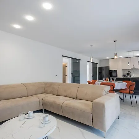 3 Bedroom Front In * Pucisca