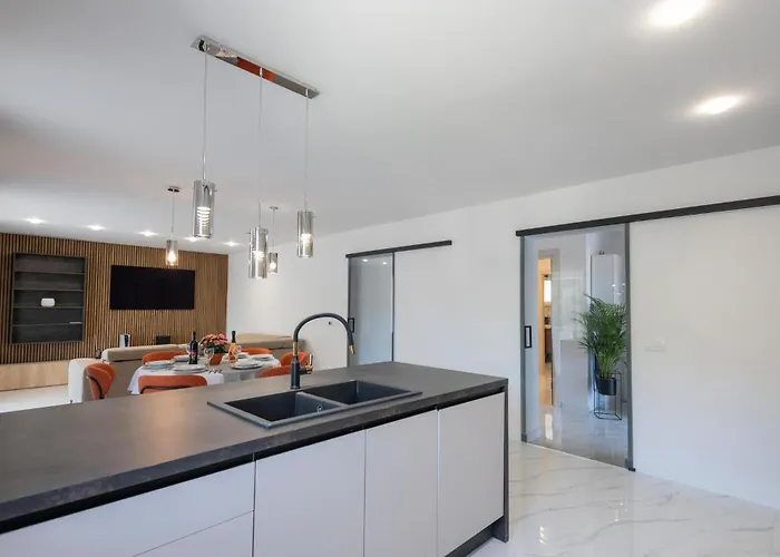 3 Bedroom Front In Pucisca