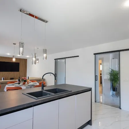 3 Bedroom Front In 普契什查